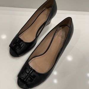 ❌❌SOLD❌❌Tory Burch black leather wedges